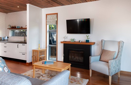 Akaroa House | Modern Kalamata Retreat with Oceanfront Pool & Breakfast