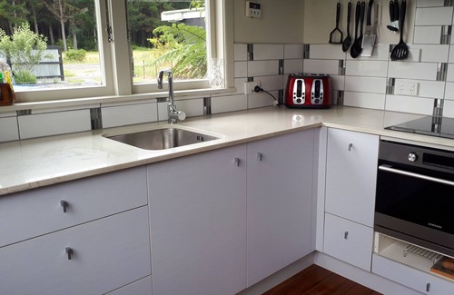 Te Rangiita House | Relax at Re-Cooper-ation: Swim, Fish & Recharge Today!