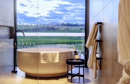 Ivanhoe East Hotel | Discover Reem Yarra Valley: Guest Rated 9.8 with Fantastic Amenities