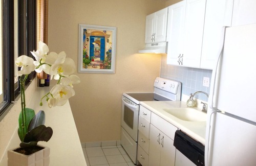 Bolongo Bay Condo | Oceanfront Getaway: 9.6/10 Rated Retreat with Pool & Spa