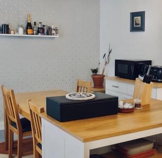 Spencers Wood Apartment | Reading Retreat – 2-Bed with Private Parking