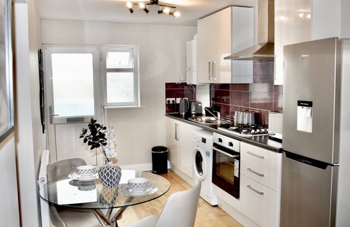 Reading Apartment | Tranquil Retreat in Reading with Spa and Breakfast Included
