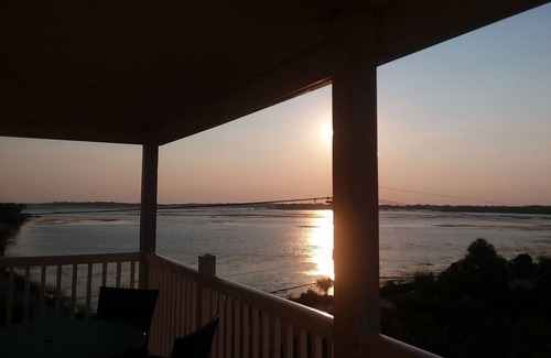 Folly Beach Condo | Beachfront Escape: Unwind with Sunset Views & Paddleboarding