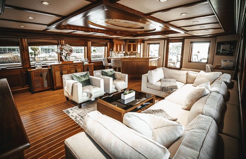 Estate Kings Quarter Boat Rental | All-Inclusive Oceanfront Retreat for Family Fun