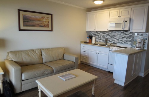 Tybee Island Condo | Panoramic Ocean View Retreat for Couples with Pool Access