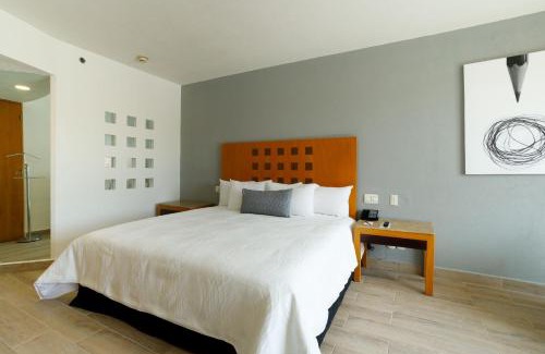 Torreon Hotel | Elegant Real Inn Torreon: 5-Star Comfort with Ocean Views