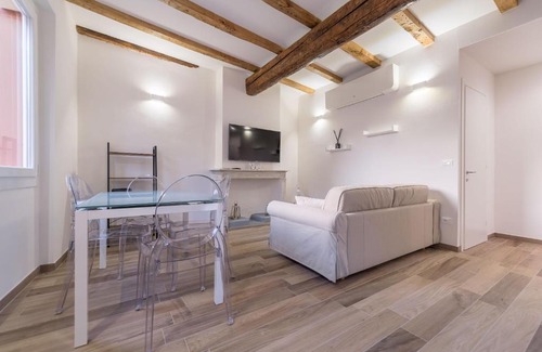 L'antico Ghetto Ebraico Apartment | Charming Realkasa Canonica Apartment - Family-Friendly Stay