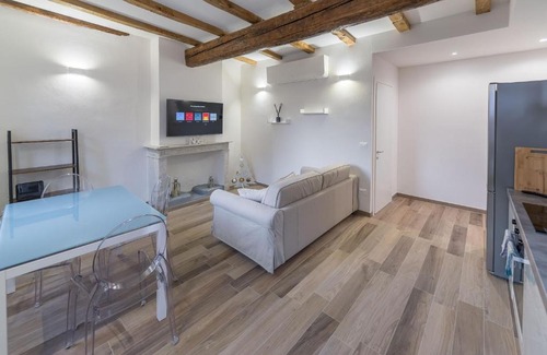 L'antico Ghetto Ebraico Apartment | Charming Realkasa Canonica Apartment - Family-Friendly Stay