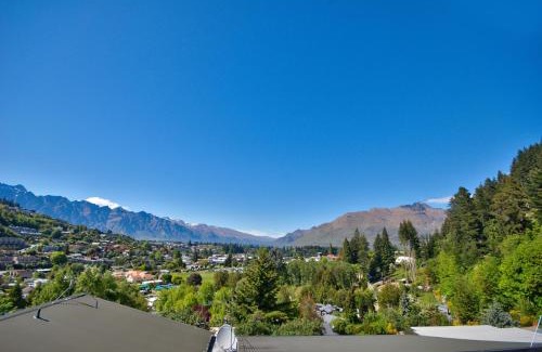 Queenstown Cabin | Discover Reavers Lodge: Family-Friendly with Pool & Hot Tub