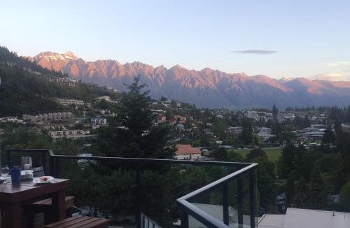 Queenstown Cabin | Discover Reavers Lodge: Family-Friendly with Pool & Hot Tub