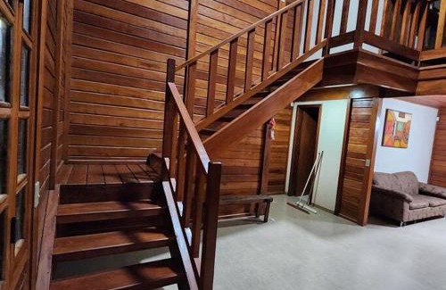 Tres Ranchos House | Pet-Friendly Recanto Áquila: Lakeside Wooden Chalet Escape