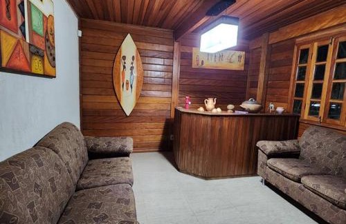 Tres Ranchos House | Pet-Friendly Recanto Áquila: Lakeside Wooden Chalet Escape