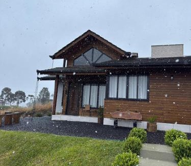 Sao Joaquim Ski Chalet | Pet-Friendly Retreat at Recanto Ar da Serra, Rated 10/10