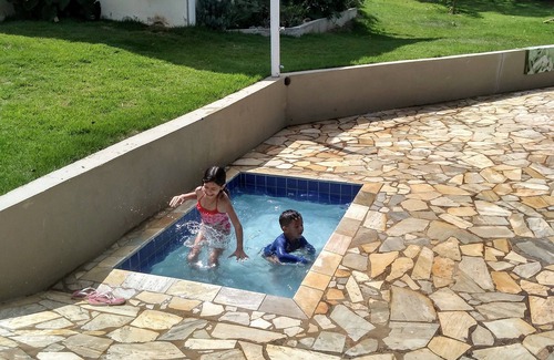 Angatuba House | Family-Friendly Retreat at Recanto with Pool and Kitchen