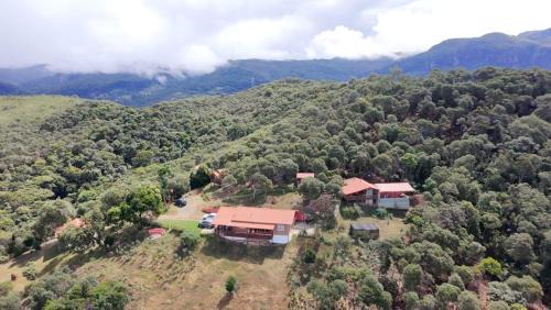Aiuruoca House | Pet-Friendly Comfort at RECANTO DO LEÃO - Rated 10/10