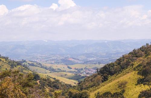 Corrego do Bom Jesus House | Scenic Retreat: Recanto em Cores with Mountain Views