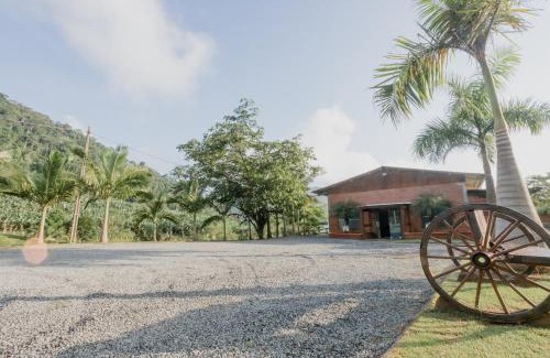 Rio da Luz Ski Chalet | Pet-Friendly Retreat at Recanto Fogo na Taça Chalé