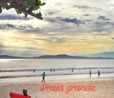 Governador Celso Ramos House | Prime Oceanfront Getaway: Pet-Friendly & Family Approved