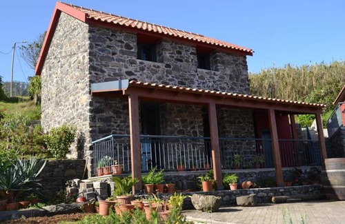 Porto Moniz House | Delightful Stay at Recantos do Castanheiro with Hot Tub