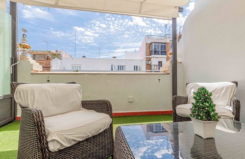 San Roque Apartment | Cozy Recaredo Apartment: 1 Bedroom with Kitchen Access