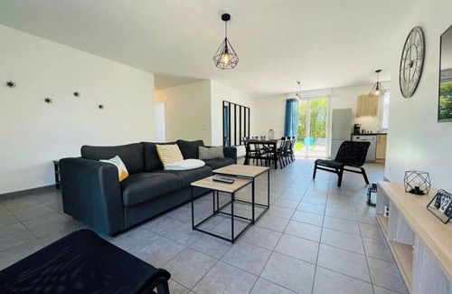 Athee-sur-Cher House | Cozy Retreat Near Chenonceau with Kitchen Amenities