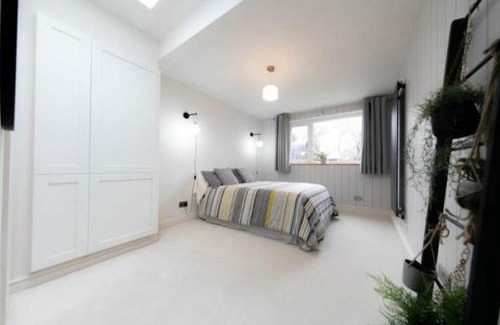 Poulton-le-Fylde House | Refurbished Family-Friendly Home with Pet Amenities