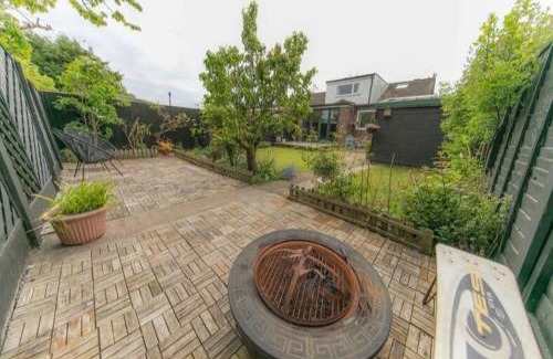 Poulton-le-Fylde House | Refurbished Family-Friendly Home with Pet Amenities