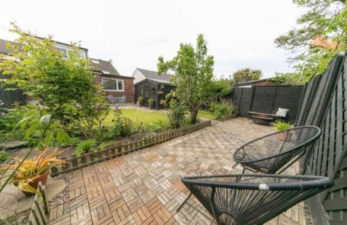 Poulton-le-Fylde House | Refurbished Family-Friendly Home with Pet Amenities