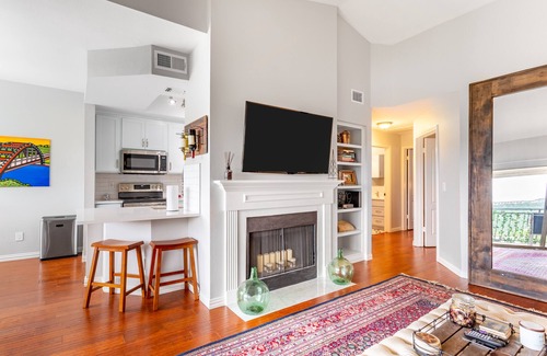 Shepherd Mountain Condo | Modern Condo with Great Hill Country Views & Private Garage