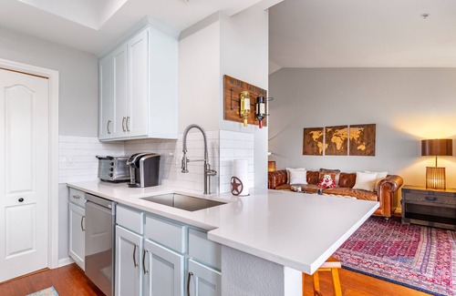 Shepherd Mountain Condo | Modern Condo with Great Hill Country Views & Private Garage