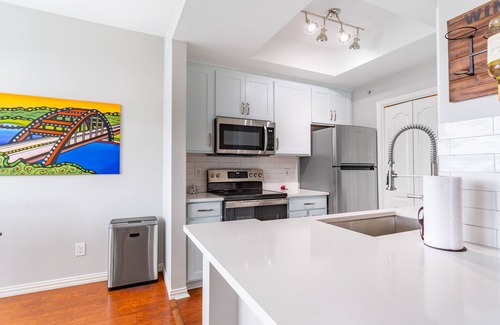 Shepherd Mountain Condo | Modern Condo with Great Hill Country Views & Private Garage