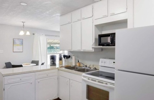 Prairieton House | Charming Two Bedroom Retreat with Pet-Friendly Amenities