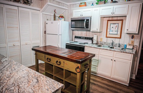 Pine Mountain Cabin | Charming Wooded View Chalet Near Lake Innsbruck Awaits!
