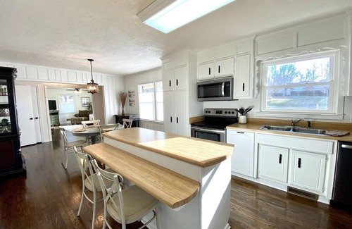 Anderson House | Renovated Retreat: Ideal Stay near Downtown Anderson