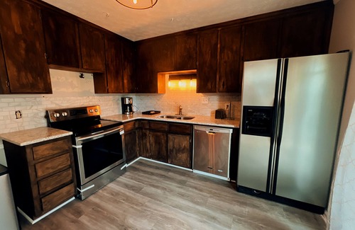 Athens Condo | Renovated Two-Story Condo: Ideal for Families & Pets