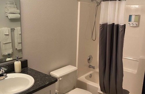 Davenport Apartment | Renovated Retreat Near the Water with Pool and Lake View