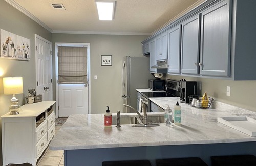 Oxford House | Ideal Vacation Rental Near Campus with Breakfast & Kitchen