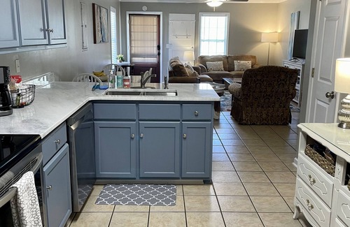 Oxford House | Ideal Vacation Rental Near Campus with Breakfast & Kitchen