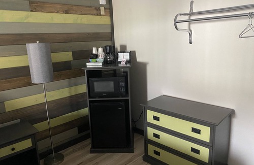 Davenport Apartment | Discover the Recently Restored Lakeview Motel Retreat