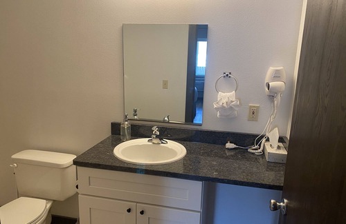 Davenport Apartment | Discover the Recently Restored Lakeview Motel Retreat