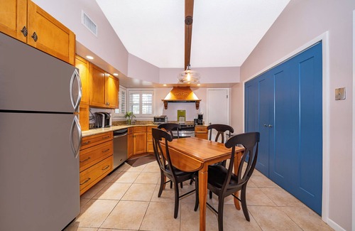 Forest City House | Recently Updated 2 bedroom 1.5 Bath House. Close to Shopping and Theme Parks