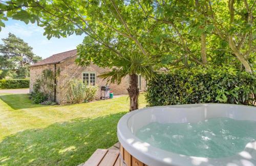 Oxborough House | Relaxing Retreat at Rectory Cottage - Norfolk with Pool & Hot Tub