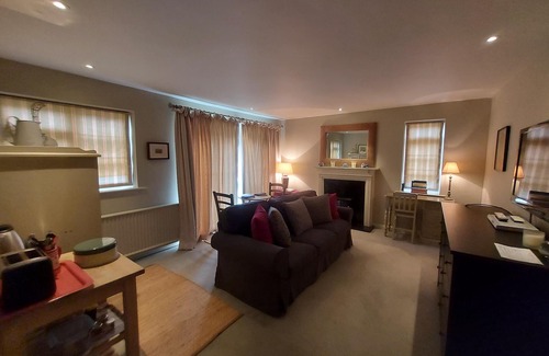 Castle Bytham Bed & Breakfast | Top-Rated Rectory Farm Annexe: Family-Friendly Stay with Breakfast