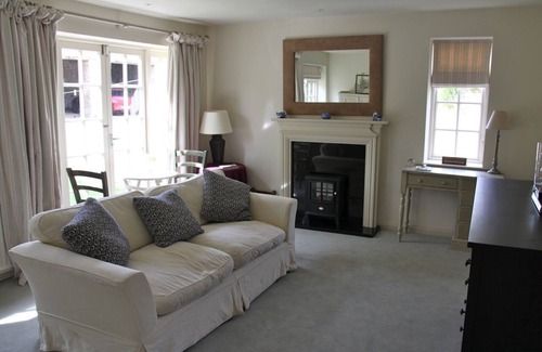 Castle Bytham Bed & Breakfast | Top-Rated Rectory Farm Annexe: Family-Friendly Stay with Breakfast