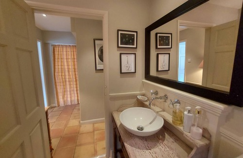 Castle Bytham Bed & Breakfast | Top-Rated Rectory Farm Annexe: Family-Friendly Stay with Breakfast