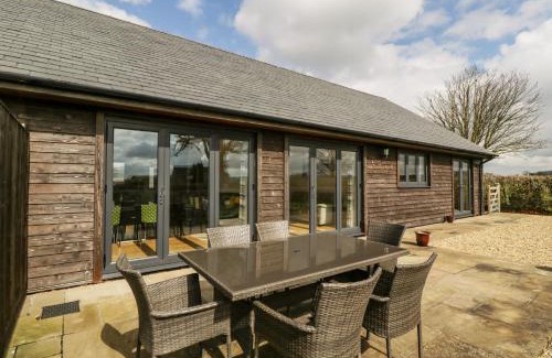 Queen Camel House | Pet Friendly Retreat at Rectory Farm Lodge - 4 Star Stay