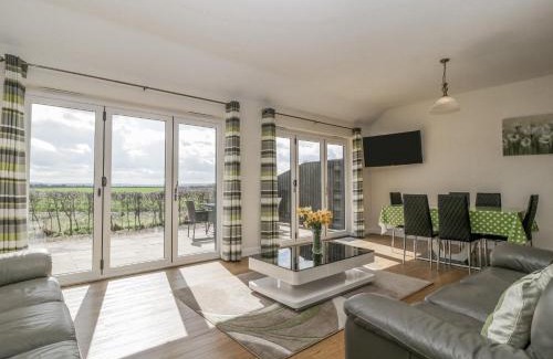 Queen Camel House | Pet Friendly Retreat at Rectory Farm Lodge - 4 Star Stay