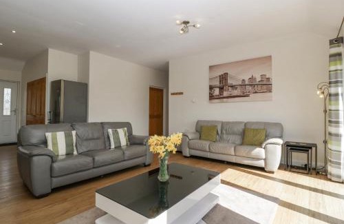 Queen Camel House | Pet Friendly Retreat at Rectory Farm Lodge - 4 Star Stay