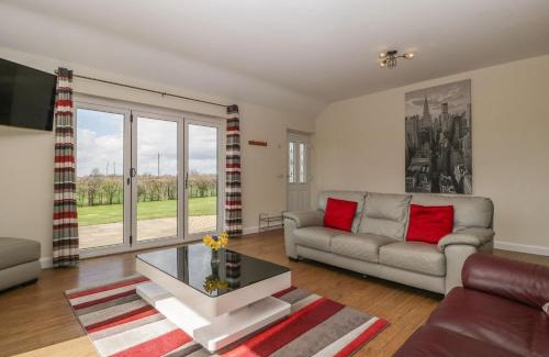 Queen Camel House | Family-Friendly Retreat at Rectory Farm View - 4 Star Rating