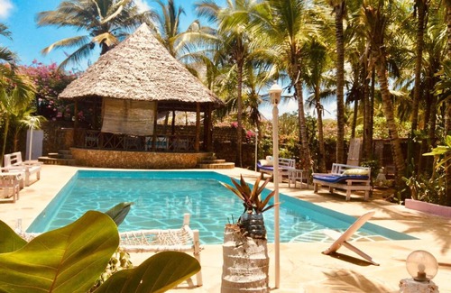 Watamu Apartment | Cozy Red and Green Villa with Ocean View Near Beach